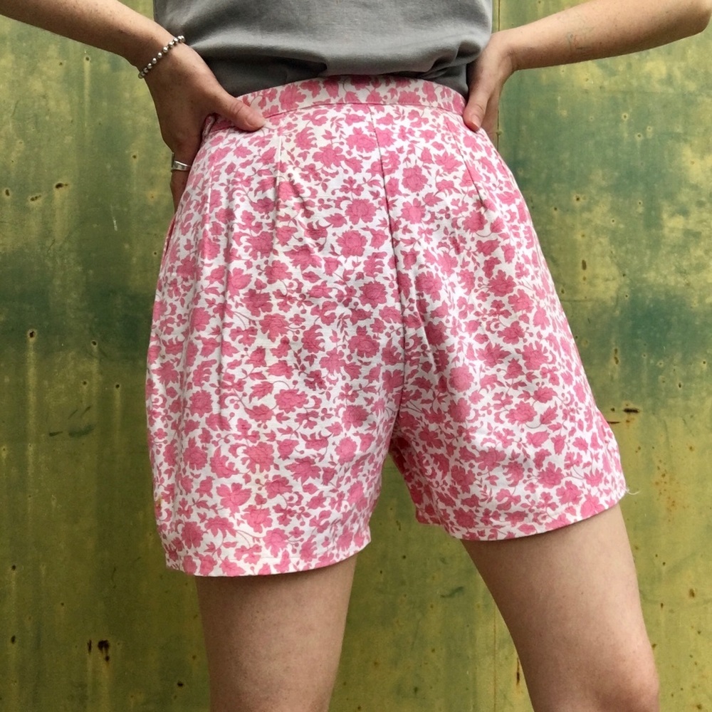 1960’s Pink Floral High Waisted Shorts~ - Picture 2 of 7